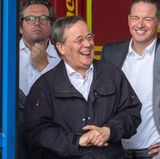 Jahresrückblick: Armin Laschet lacht im Flutgebiet