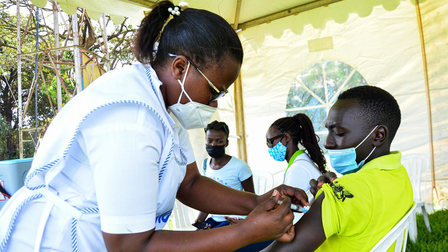 WHO-Impfziel: Eine Mitarbeiterin des Gesundheitswesens impft einen Mann