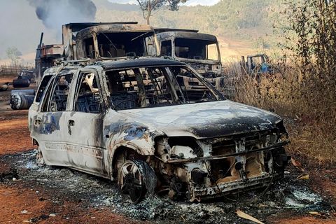 In diesen ausgebrannten Fahrzeugen im Hpruso Township in Myanmar haben Rebellen Berichten zufolge etwa 35 Leichen entdeckt