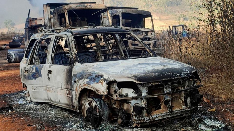 In diesen ausgebrannten Fahrzeugen im Hpruso Township in Myanmar haben Rebellen Berichten zufolge etwa 35 Leichen entdeckt