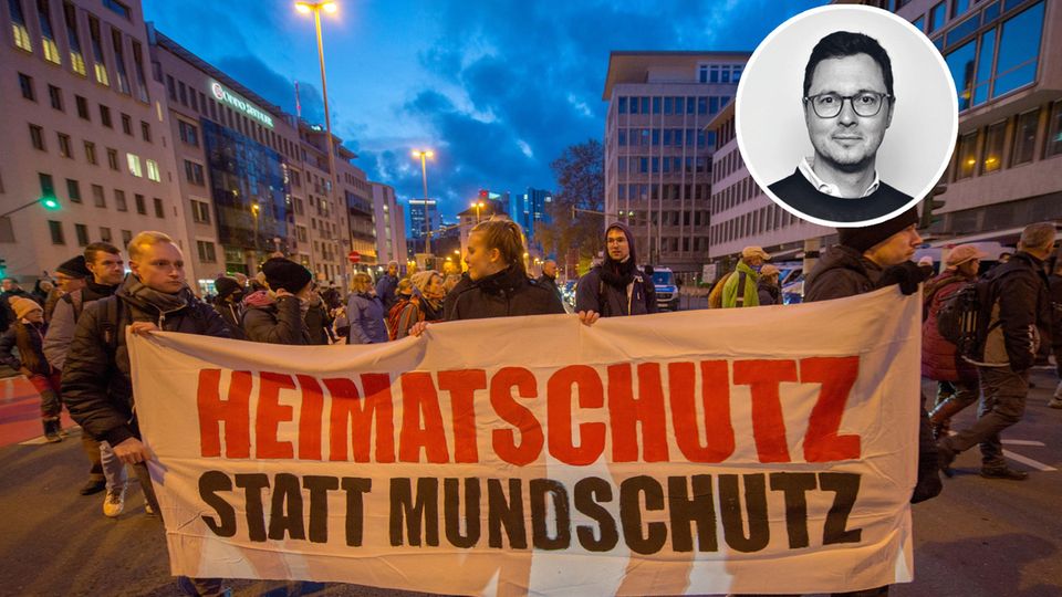 Demonstraten tragen ein Transparent mit der Aufschrit "Heimatschutz statt Mundschutz". Impfgegner, Coronaleugner und Querdenker demonstrieren Ende November in der Innenstadt von Frankfurt am Main gegen die Corona-Maßnahmen