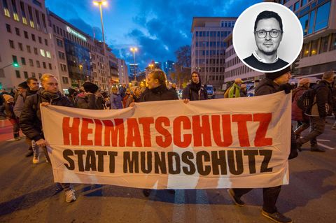 Demonstraten tragen ein Transparent mit der Aufschrit "Heimatschutz statt Mundschutz". Impfgegner, Coronaleugner und Querdenker demonstrieren Ende November in der Innenstadt von Frankfurt am Main gegen die Corona-Maßnahmen