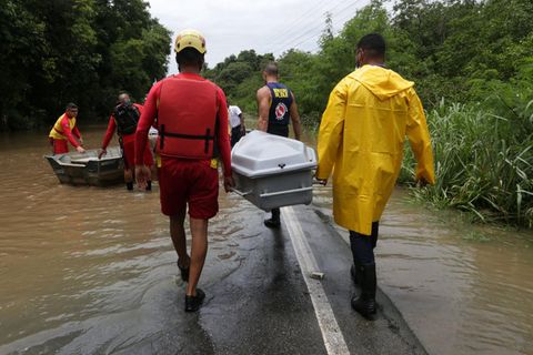 Rettungskräfte bringen einen leeren Sarg zu einem Boot, das ins brasilianische Überschwemmungsgebiet fährt
