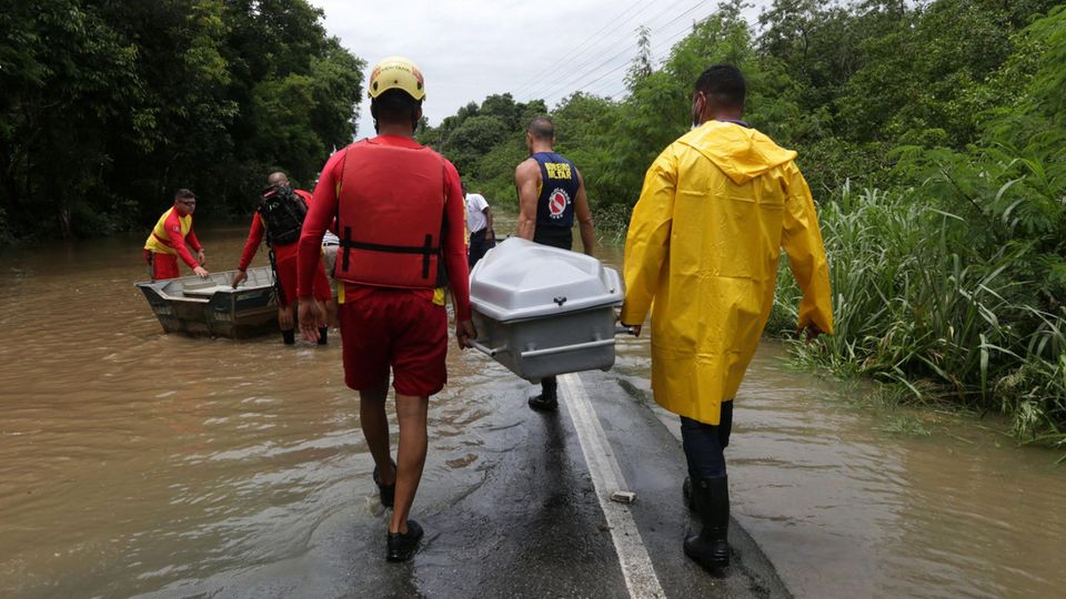 Überschwemmungen Bahia Brasilien Rettungskräfte bringen einen leeren Sarg zu einem Boot, das ins brasilianische Überschwemmungsgebiet fährt