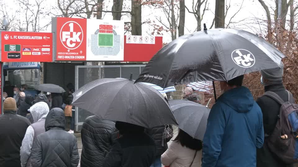 Video: Anstehen für den Piks am Betzenberg