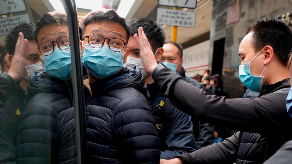 Patrick Lam, Chefredakteur der Hongkonger "Stand News", wird von der Polizei in ein Auto gebracht