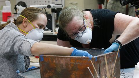 Die Restauratorinnen Sue Donovan (l.) und Kate Ridgeway untersuchen die Zeitkapsel, die im Sockel der umstrittenen Statue des Südstaaten-Generals Robert E. Lee im US-Bundesstaat Virgina gefunden worden war