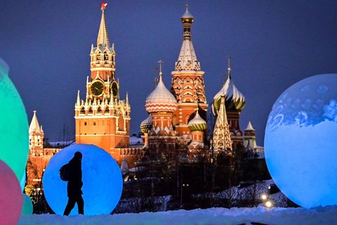 Frostige Zeiten in Russland: Ein Fußgänger passiert den Kreml und die Basilikus-Kathedrale im Moskauer Winter.