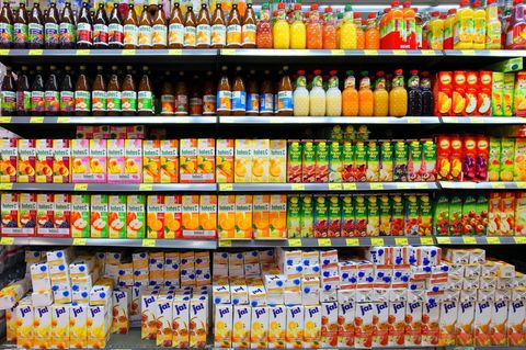Ein Supermarktregal mit Getränken