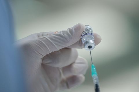 Booster Wirksamkeit Omikron: Eine Spritze mit Biontech-Impfstoff wird aufgezogen