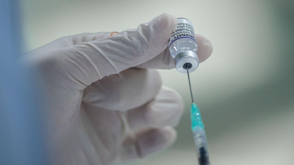 Booster Wirksamkeit Omikron: Eine Spritze mit Biontech-Impfstoff wird aufgezogen