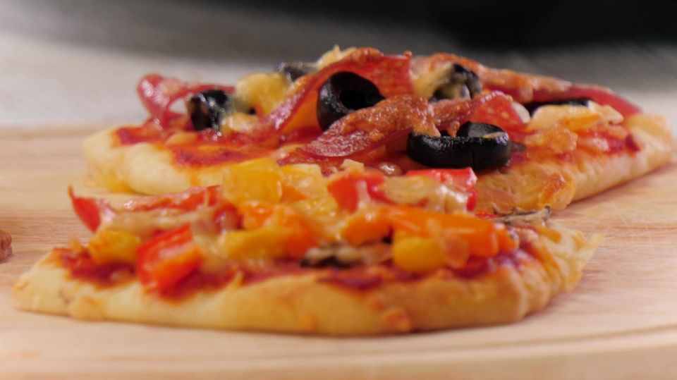 Racelette als Pizza: Schnelles Rezept für Silvester