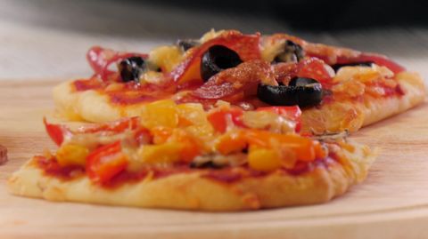 Racelette als Pizza: Schnelles Rezept für Silvester