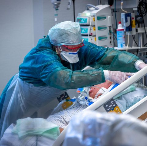 Was bedeutet das Triage-Urteil? Eine Intensivschwester versorgt einen Corona-Patienten auf der Intensivstation