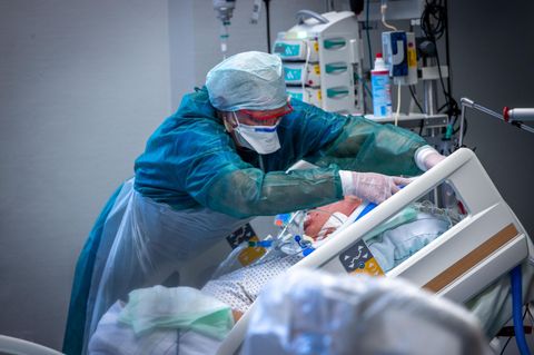 Was bedeutet das Triage-Urteil? Eine Intensivschwester versorgt einen Corona-Patienten auf der Intensivstation