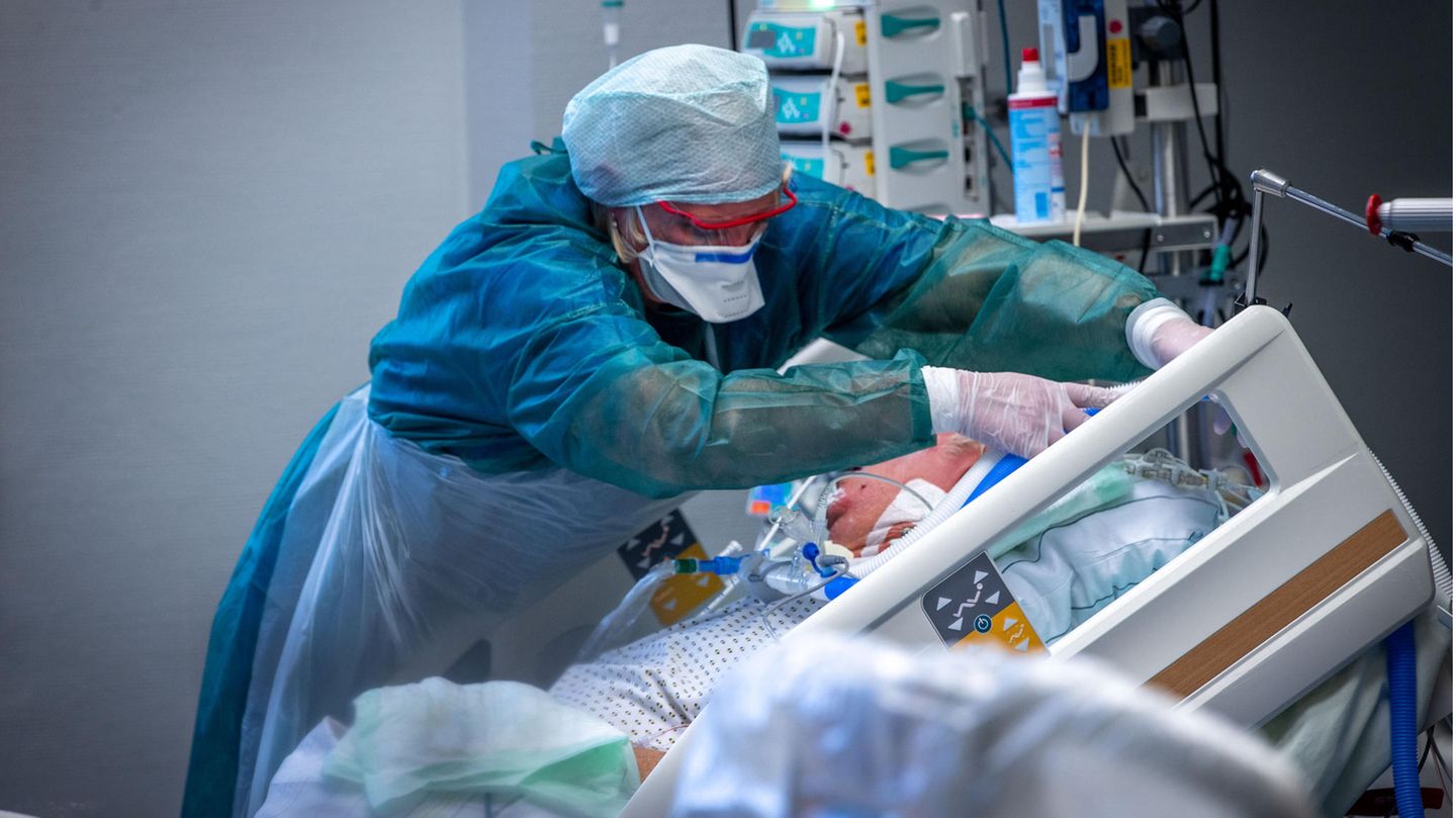 Entscheidung des Verfassungsgerichts: Was bedeutet das Triage-Urteil? Eine Intensivschwester versorgt einen Corona-Patienten auf der Intensivstation Was bedeutet das Triage-Urteil? Eine Intensivschwester versorgt einen Corona-Patienten auf der Intensivstation