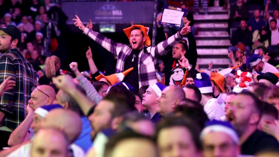 Tournament in London: Party hard: The fans at Alexandra Palace are known for their party atmosphere - whether with or without the corona virus in circulation. Party hard: The fans at Alexandra Palace are known for their party atmosphere - whether with or without the corona virus in circulation.