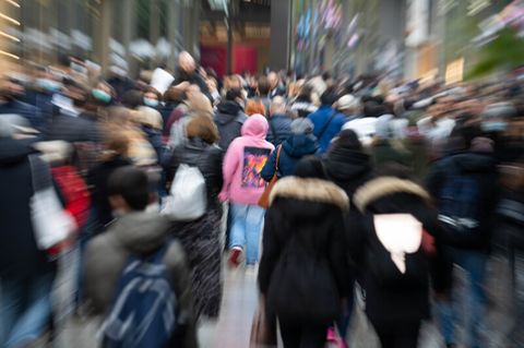 Menschen gehen durch die Fußgängerzone von Frankfurt am Main