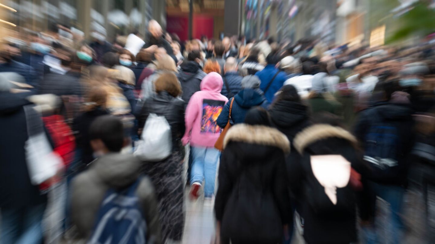 Menschen gehen durch die Fußgängerzone von Frankfurt am Main