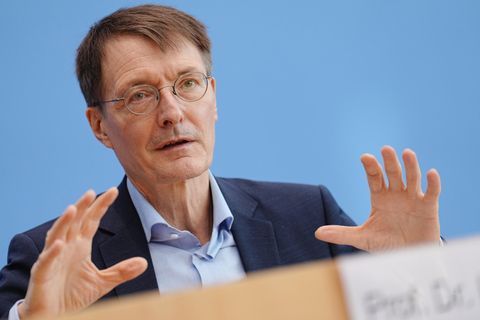 Bundesgeunsdheitsminister Karl Lauterbach warnt vor zu niedrig angegebenen Inzidenzen