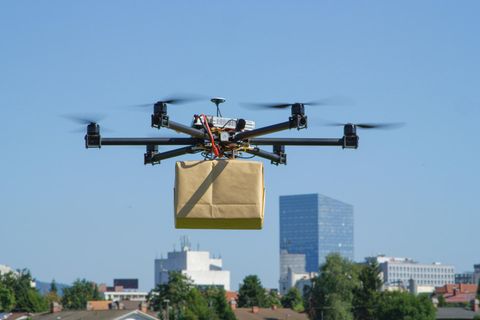 Eine Drohne liefert ein Paket