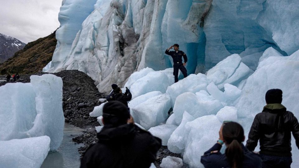 Forscher posieren auf einer Expedition am Gletscher Fouque im südlichsten Zipfel Chiles