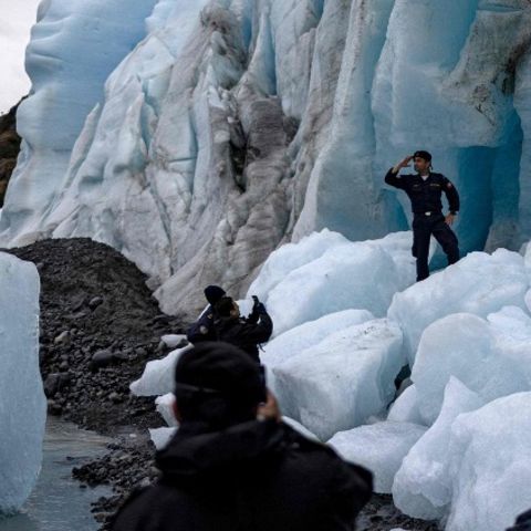 Forscher posieren auf einer Expedition am Gletscher Fouque im südlichsten Zipfel Chiles