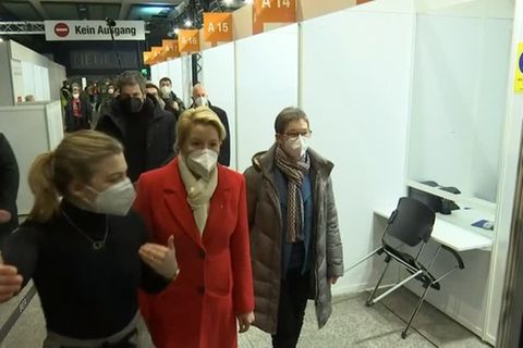 Video: Boostern, bitte - Berlins regierende Bürgermeisterin Franziska Giffey besucht Impfzentrum