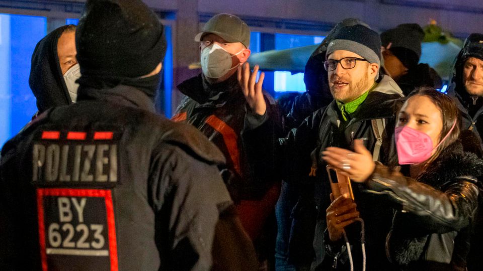 Die Polizei hat Gegner der Corona-Politik in der Innenstadt von München angehalten