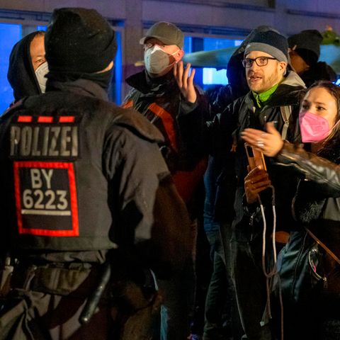 Die Polizei hat Gegner der Corona-Politik in der Innenstadt von München angehalten