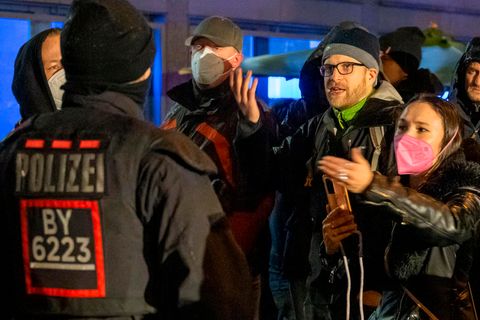Die Polizei hat Gegner der Corona-Politik in der Innenstadt von München angehalten