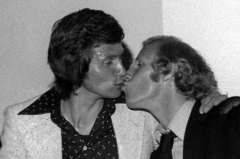 Auf der Meisterschafsfeier 1975 gibt es ein Küsschen für Angreifer Jupp Heynckes, der in der Saison mit 27 Treffern einen großen Anteil am Titelgewinn hatte.