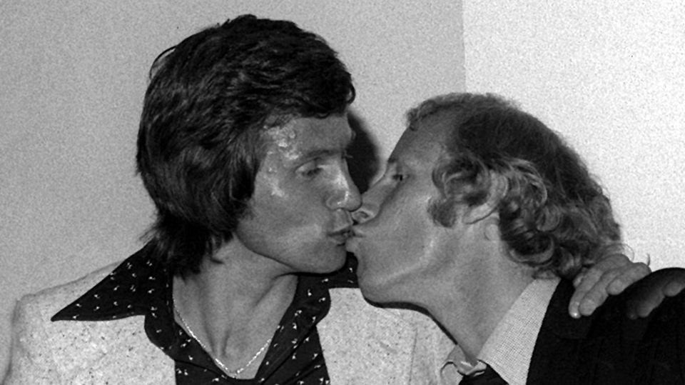 Auf der Meisterschafsfeier 1975 gibt es ein Küsschen für Angreifer Jupp Heynckes, der in der Saison mit 27 Treffern einen großen Anteil am Titelgewinn hatte.