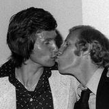 Auf der Meisterschafsfeier 1975 gibt es ein Küsschen für Angreifer Jupp Heynckes, der in der Saison mit 27 Treffern einen großen Anteil am Titelgewinn hatte.