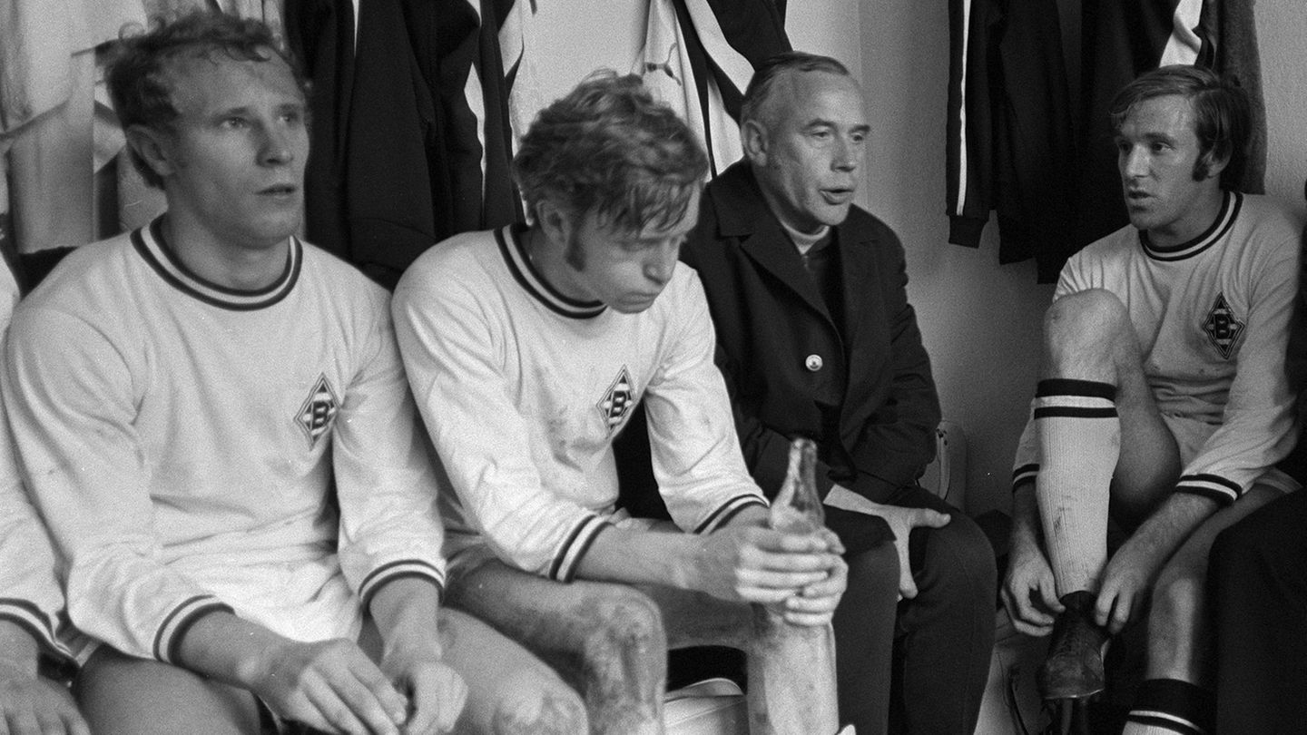 Berti Vogts (l.) in der Kabine von Borussia Mönchengladbach 1970. Es war das Jahr der ersten Meisterschaft der legendären Fohlen-Mannschaft in den goldenen Siebzigern, als die Gladbacher fünf Mal die Schale gewannen. Neben Vogts sitzen Winfried Schäfer, Trainer Hennes Weisweiler, der Vogts Förderer war, und Günter Netzer.