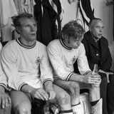 Berti Vogts (l.) in der Kabine von Borussia Mönchengladbach 1970. Es war das Jahr der ersten Meisterschaft der legendären Fohlen-Mannschaft in den goldenen Siebzigern, als die Gladbacher fünf Mal die Schale gewannen. Neben Vogts sitzen Winfried Schäfer, Trainer Hennes Weisweiler, der Vogts Förderer war, und Günter Netzer.