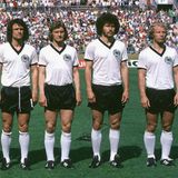 Bis auf den Pokal der Landesmeister hat Vogts (r.) alles gewonnen. 1974 gehört er zur Weltmeister-Mannschaft, hier ein Bild vor dem Spiel gegen Jugoslawien in Düsseldorf.