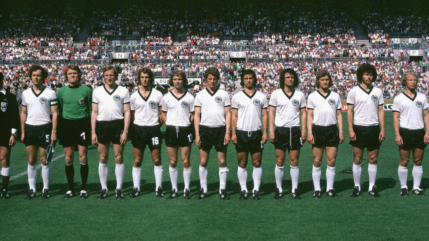 Bis auf den Pokal der Landesmeister hat Vogts (r.) alles gewonnen. 1974 gehört er zur Weltmeister-Mannschaft, hier ein Bild vor dem Spiel gegen Jugoslawien in Düsseldorf.
