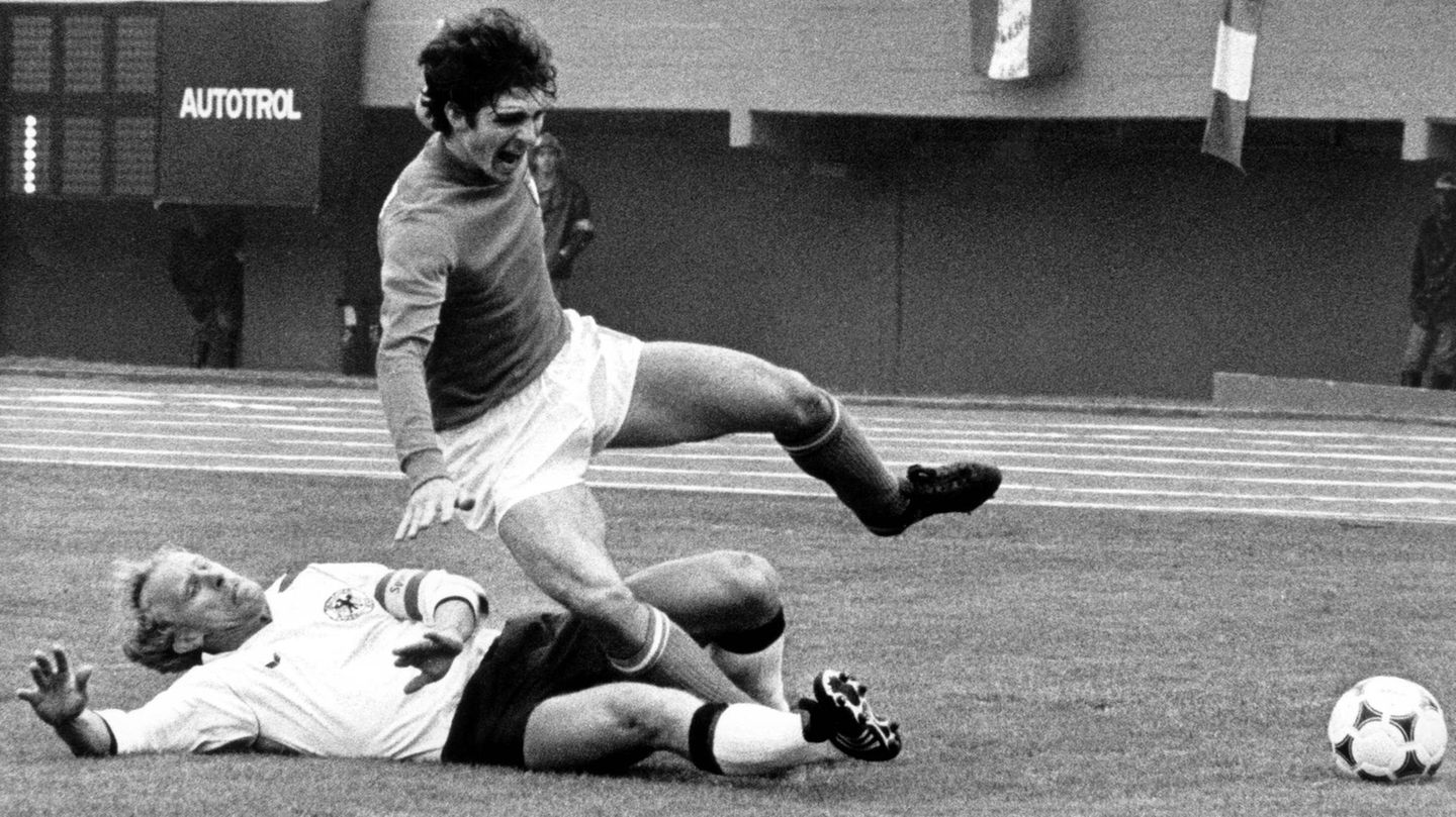 Vogts war ein Weltklasse-Verteidiger, den die Stürmer dieser Welt hassten. Spitzname Terrier. Hier wird der italienische Angreifer Paolo Rossi nach allen Regeln der Kunst während eines WM-Spiels in Argentinien 1978 von Vogts abgegrätscht.
