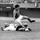 Vogts war ein Weltklasse-Verteidiger, den die Stürmer dieser Welt hassten. Spitzname Terrier. Hier wird der italienische Angreifer Paolo Rossi nach allen Regeln der Kunst während eines WM-Spiels in Argentinien 1978 von Vogts abgegrätscht.