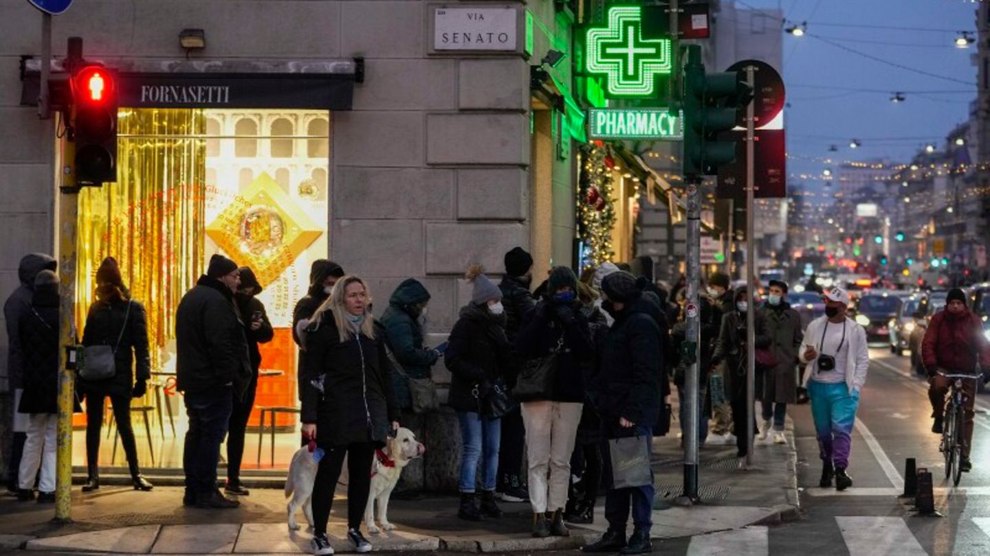 Menschen stehen vor einer Apotheke beim Mailänder Dom für Coronavirus-Tests an.