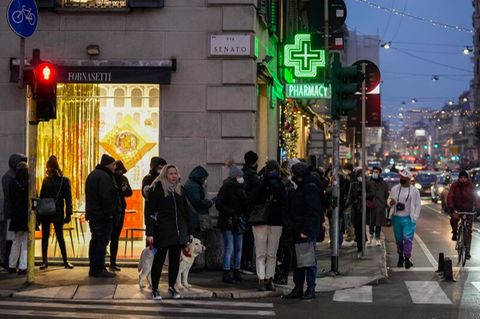Menschen stehen vor einer Apotheke beim Mailänder Dom für Coronavirus-Tests an.