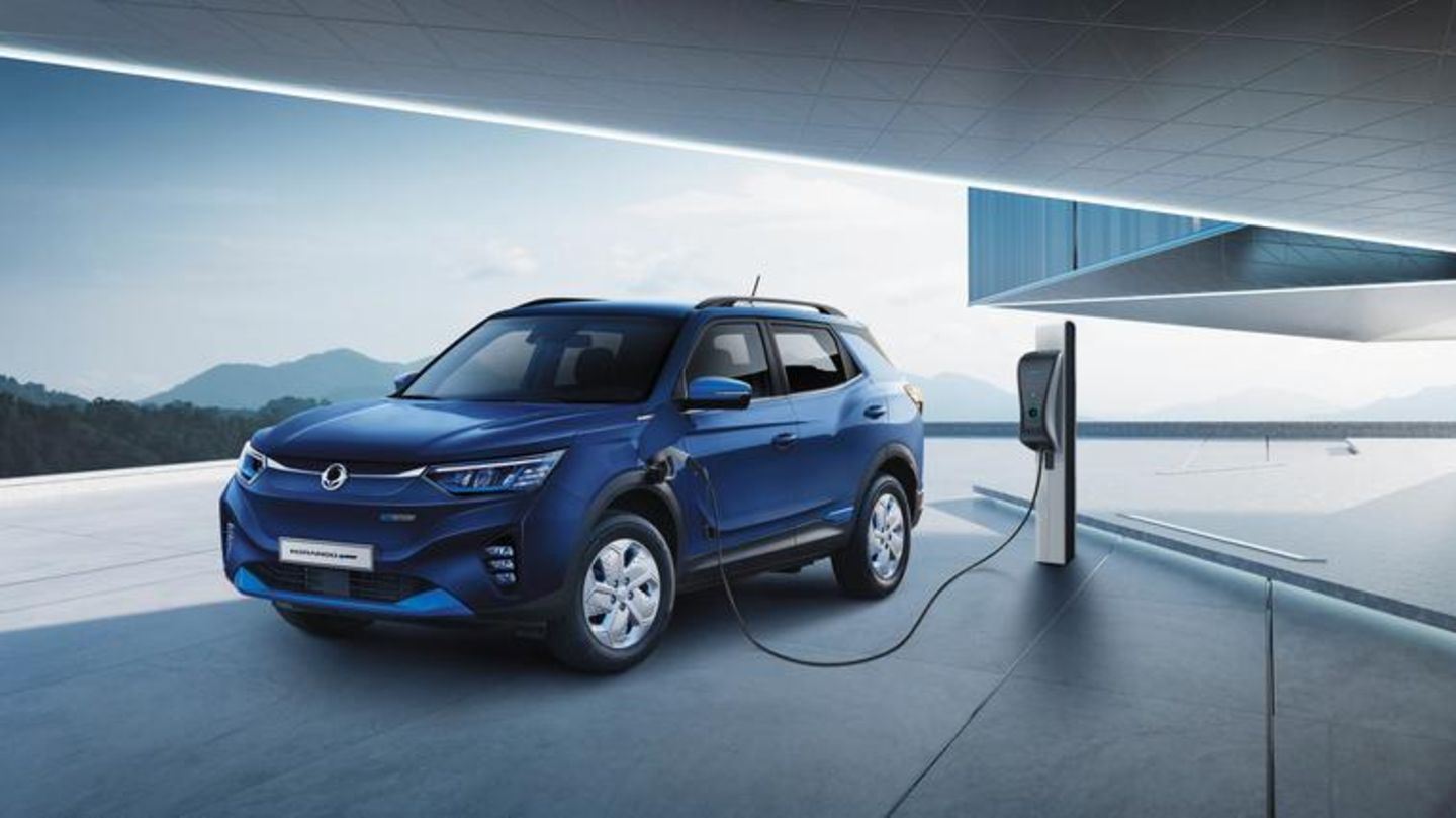 Der Ssangyong Korando e-Motion ist mit einem Stromkabel mit einer Ladestation verbunden
