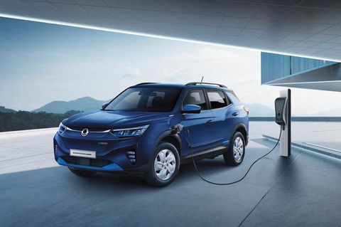 Der Ssangyong Korando e-Motion ist mit einem Stromkabel mit einer Ladestation verbunden