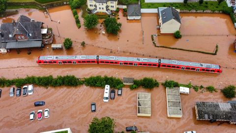 Extremes Wetter sorgt in Kordel, Rheinland-Pfalz, für Chaos und lässt einen Regionalzug im Wasser steckenbleiben