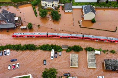 Extremes Wetter sorgt in Kordel, Rheinland-Pfalz, für Chaos und lässt einen Regionalzug im Wasser steckenbleiben