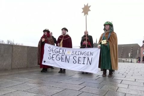Video: Sie bringen den Segen und trotzen dem Regen