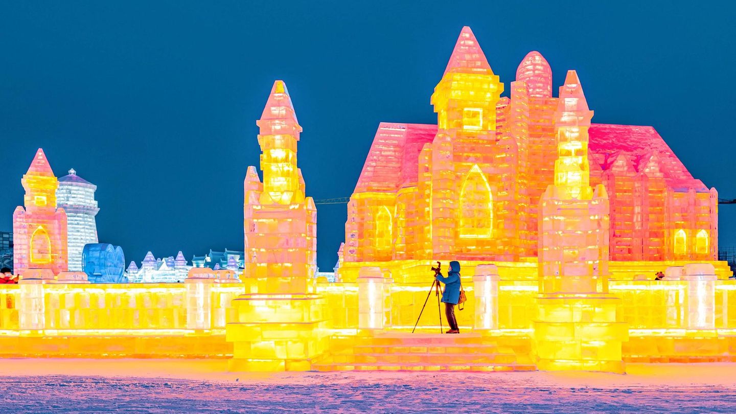 In wochenlanger Arbeit wurden bis zu 35 Meter hohe fantasiereiche Gebäude und Eisskulpturen errichtet