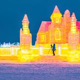 In wochenlanger Arbeit wurden bis zu 35 Meter hohe fantasiereiche Gebäude und Eisskulpturen errichtet