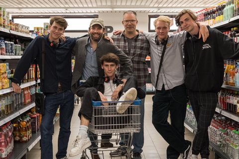 Die Produzenten und das Kreativteam von "Die Discounter" stehen am Set inmitten von Supermarkt-Regalen